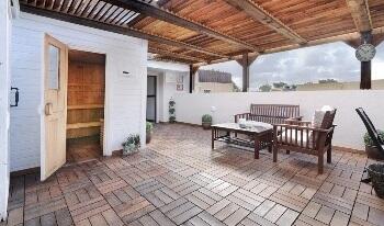 פינת ישיבה חיצונית - ספא וילה כרמל