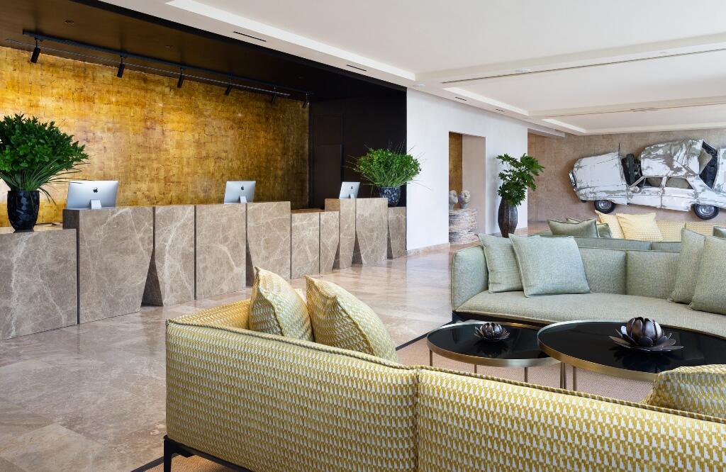 עמדת קבלה במלון - ספא דן קיסריה