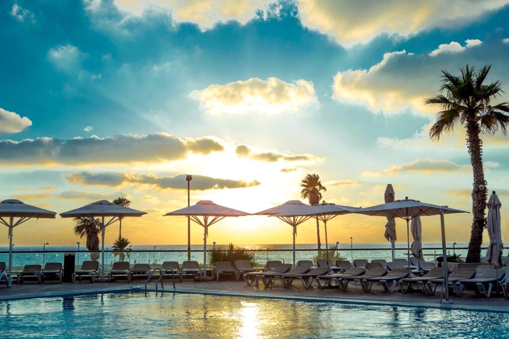 בריכה חיצונית - ספא דיוויד אינטרקונטיננטל