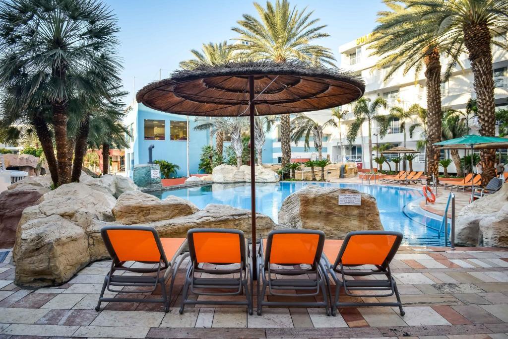 מיטות שיזוף מול הבריכה - ספא קלאב הוטל