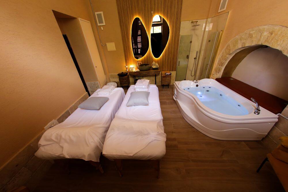 חדר טיפולים עם ג'קוזי - ספא מדיקל סנטר