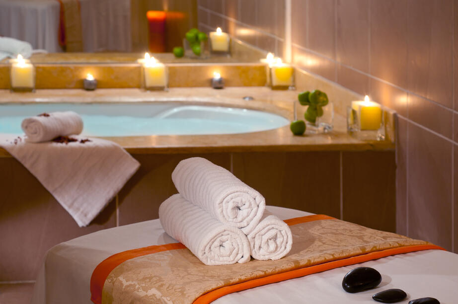 חדר טיפולים עם ג'קוזי - ספא לאונרדו פלאזה טבריה