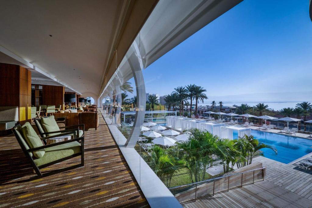 בריכה חיצונית עם פינות ישיבה - ספא נגה