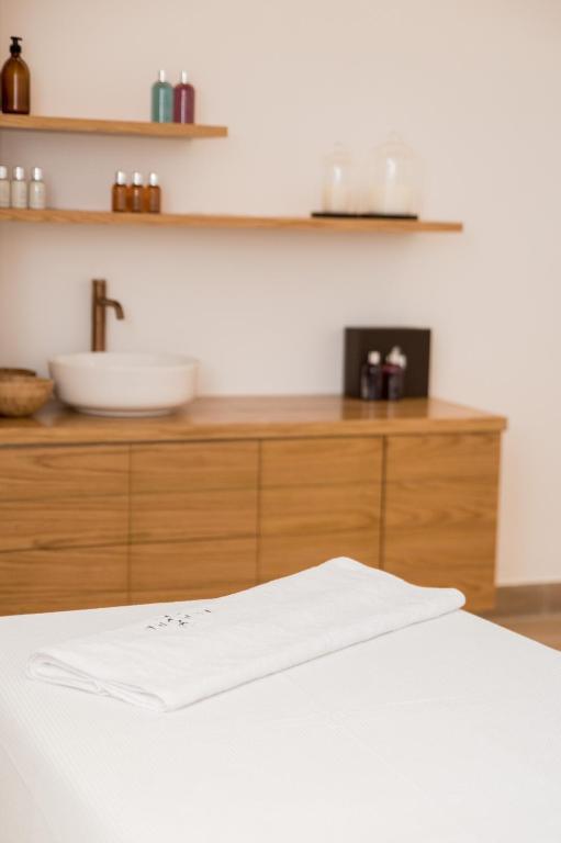 מיטת טיפולים - מלון ספא אלמונד