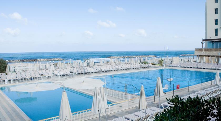 בריכה חיצונית - ספא דן אכדיה הרצליה