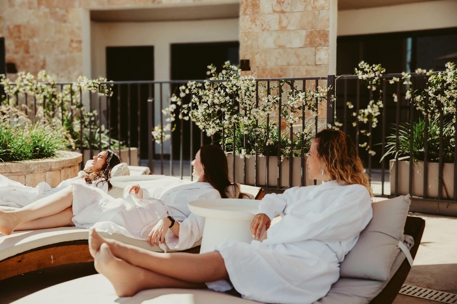 מיטות שיזוף מול הבריכה - ספא אדם ואדמה