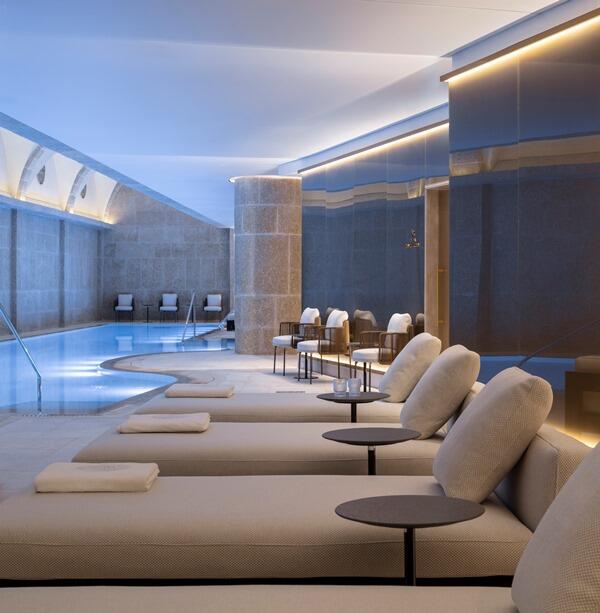 מיטות מנוחה מול הבריכה - ספא גארלן ירושלים