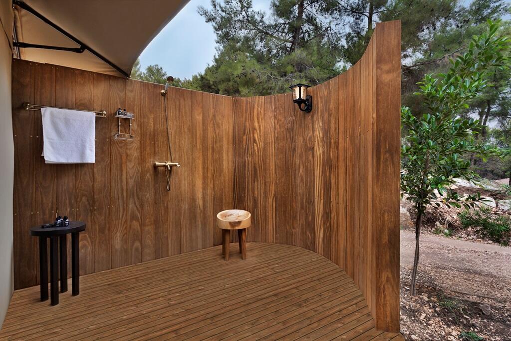 מקלחת חיצונת - ספא במלון בית בגליל