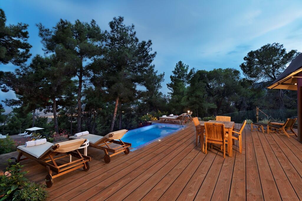 בריכה חיצונית עם פינות ישבה - ספא במלון בית בגליל