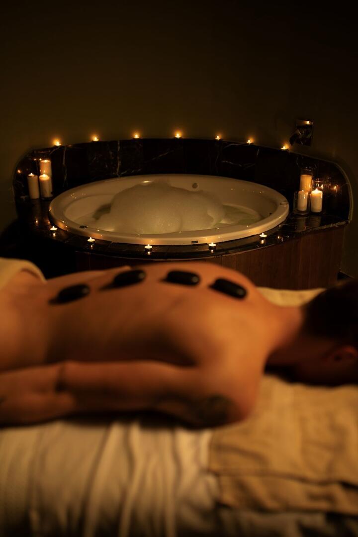 עיסוי אבנים חמות - ספא קאסה סוזנה