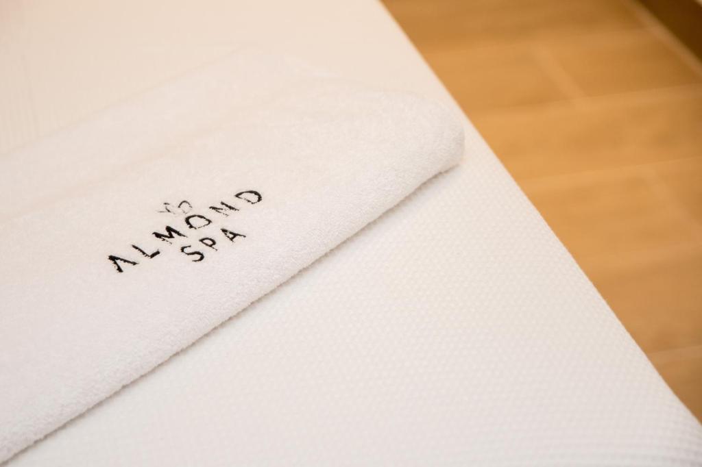 מיטת טיפולים - מלון ספא אלמונד