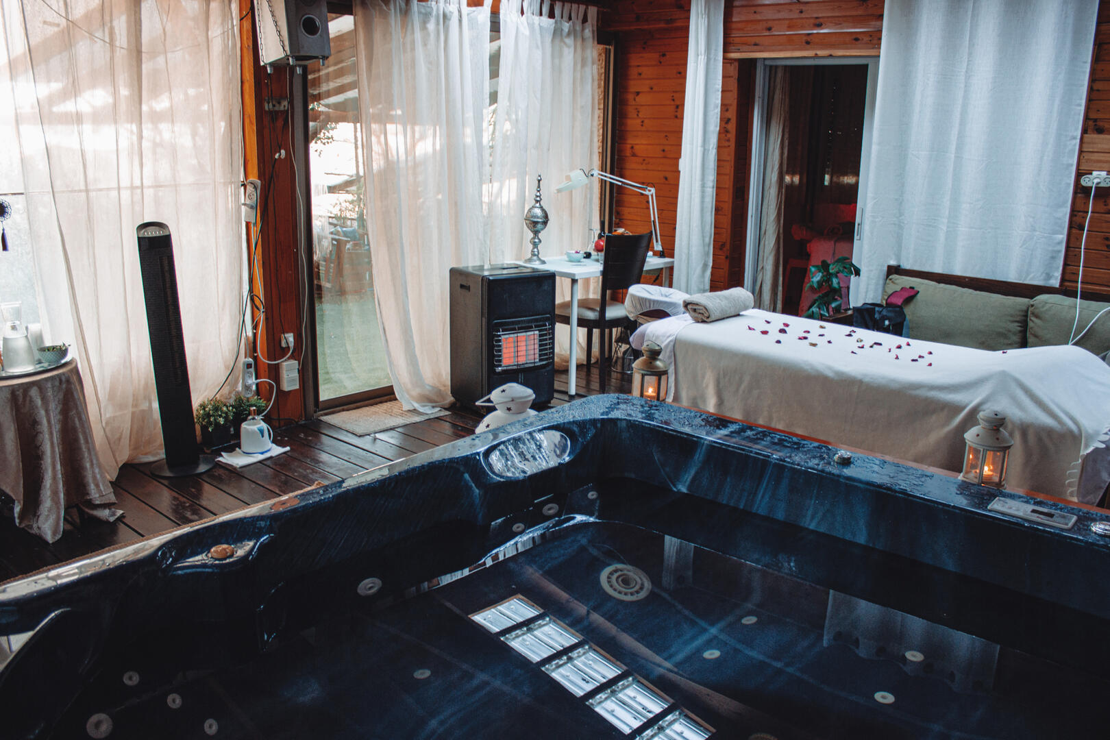 חדר עיסוים וג'קוזי  - ספא אדומים