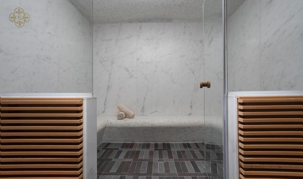 סאונה יבשה - ספא אדמונד