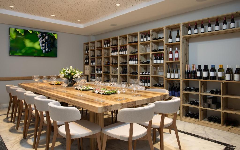 שולחן אוכל - ספא אדמונד