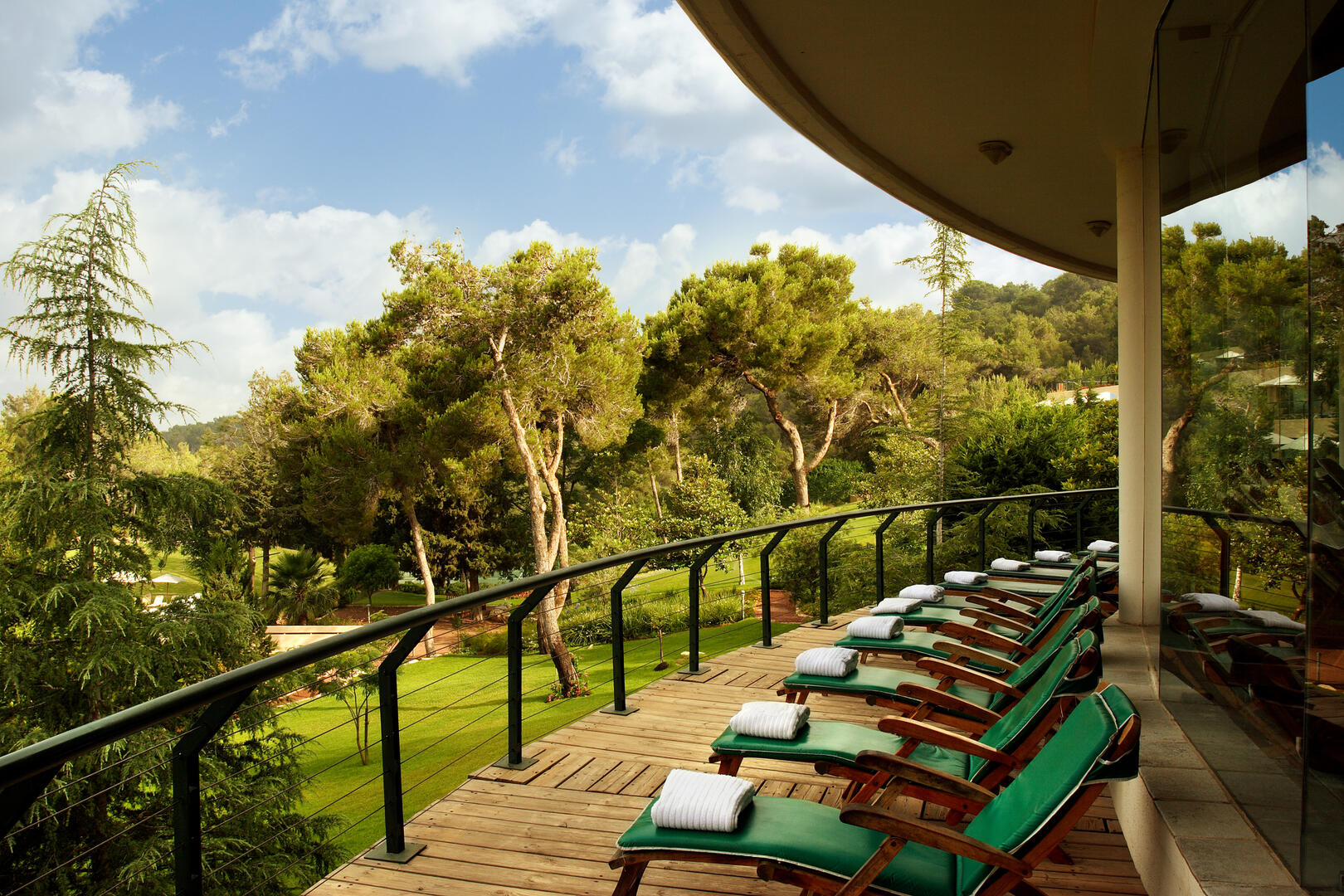 מיטות שיזוף - ספא יערות הכרמל חיפה