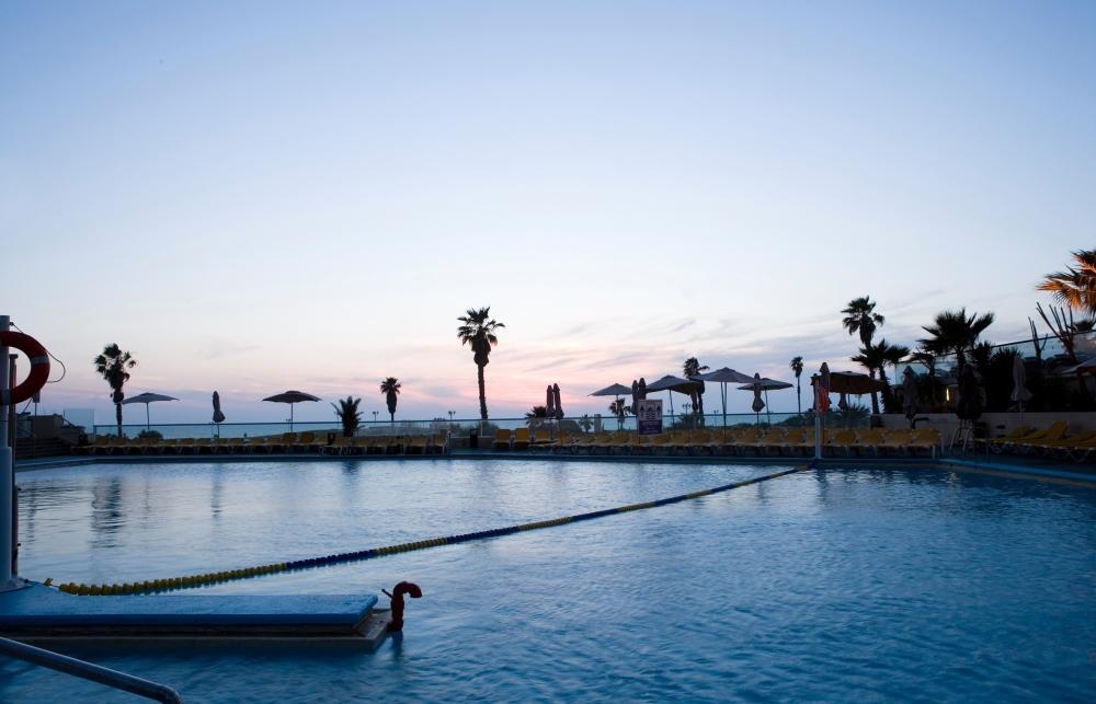 בריכת המלון - אמרלד ספא במלון דן פנורמה תל אביב