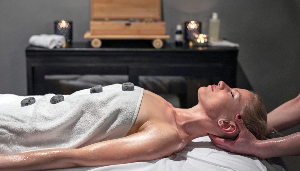 עיסוי אבנים חמות - ספא כרמלה בוטיק