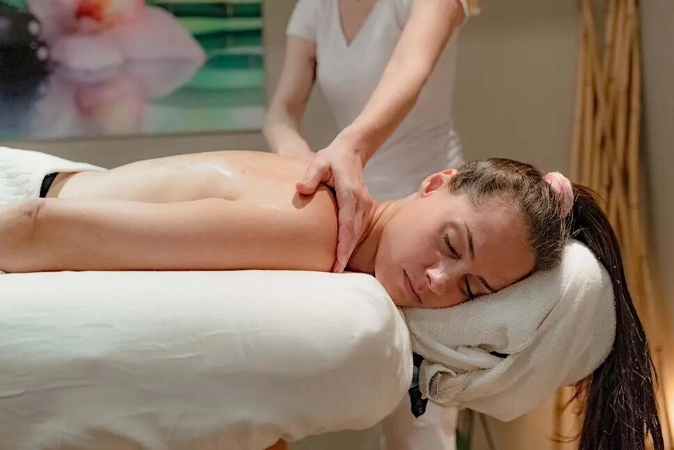 עיסוי - מפרסת מהחדר במלון - ספא אושן