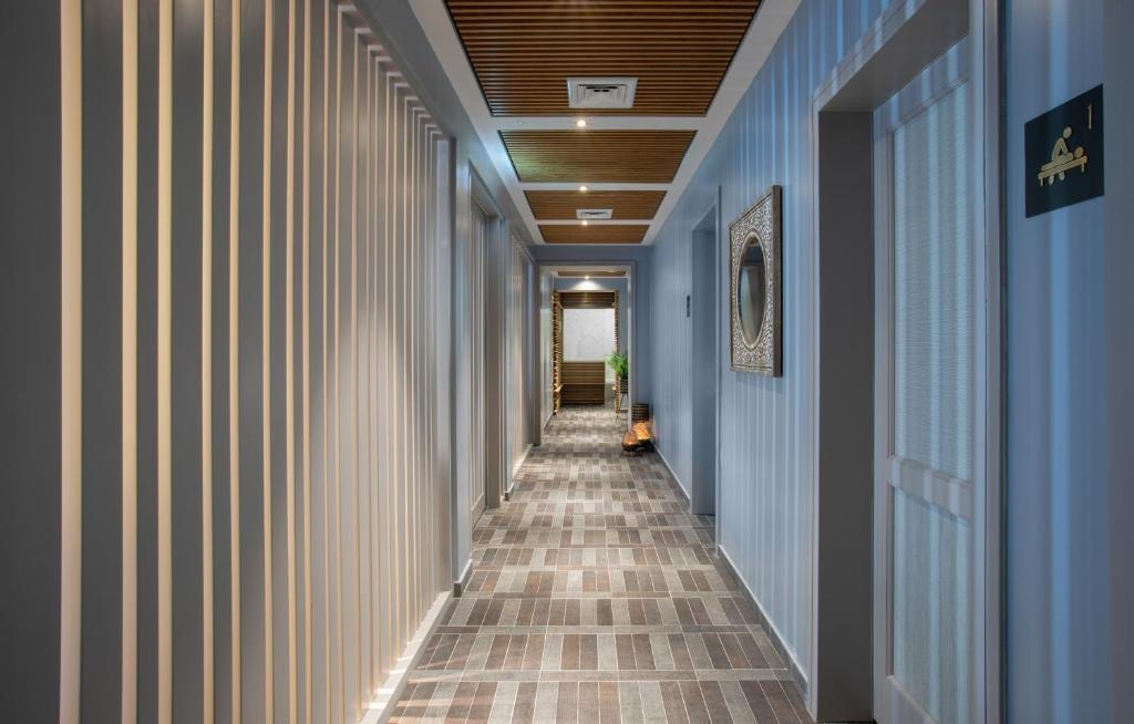 מסדרון במלון - ספא אדמונד