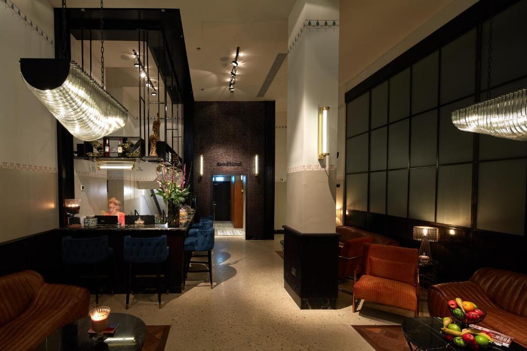 לובי המלון - סאם ובלונדי