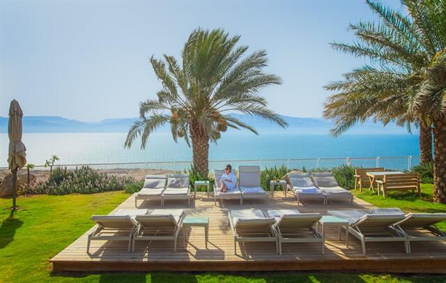 מיטות שיזוף בחצר - ספא סינרגיה