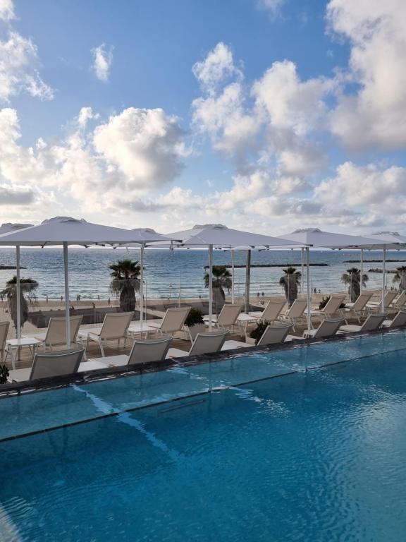 בריכה חיצונית - ספא קמפינסקי