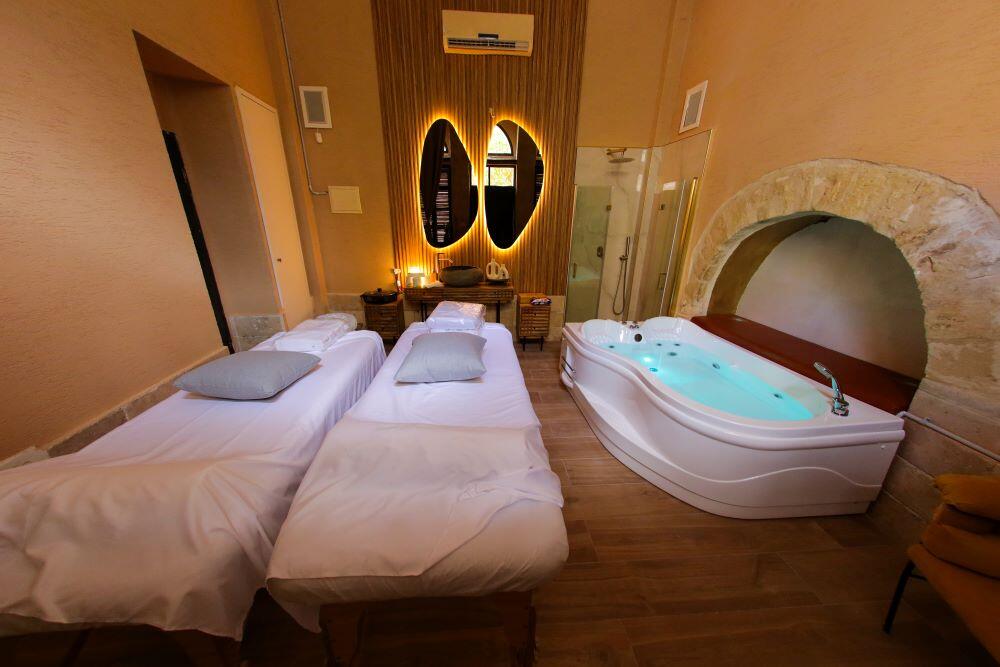 חדר טיפולים עם ג'קוזי - ספא מדיקל סנטר