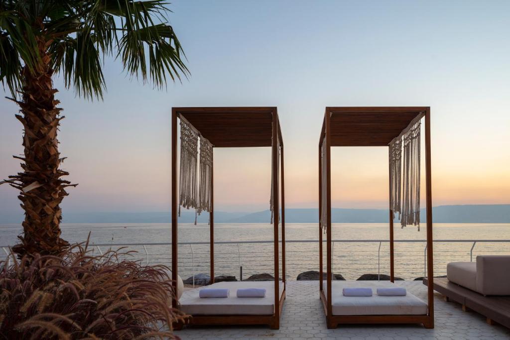 מיטות מנוחה חיצוניות - ספא גלי כנרת