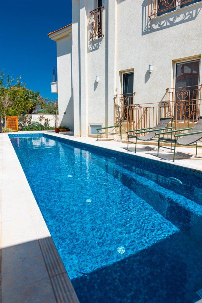 בריכה חיצונית - ספא לאו