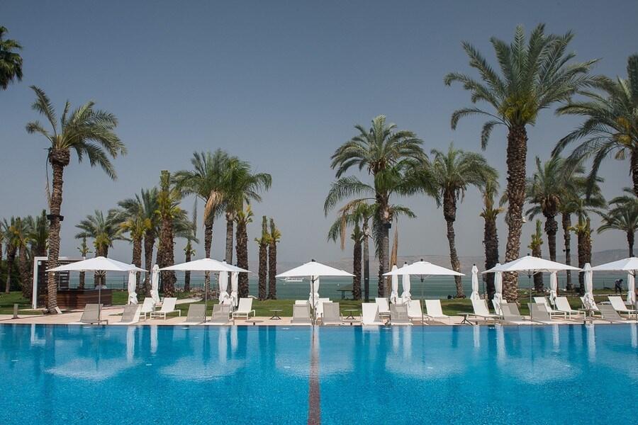 בריכה חיצונית - ספא יו בוטיק