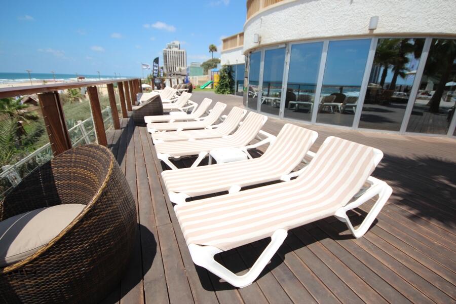 מיטות שיזוף - ספא דן אכדיה הרצליה