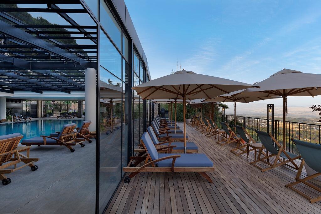 מיטות שיזוף ובריכה - ספא במלון מצפה הימים ראש פינה