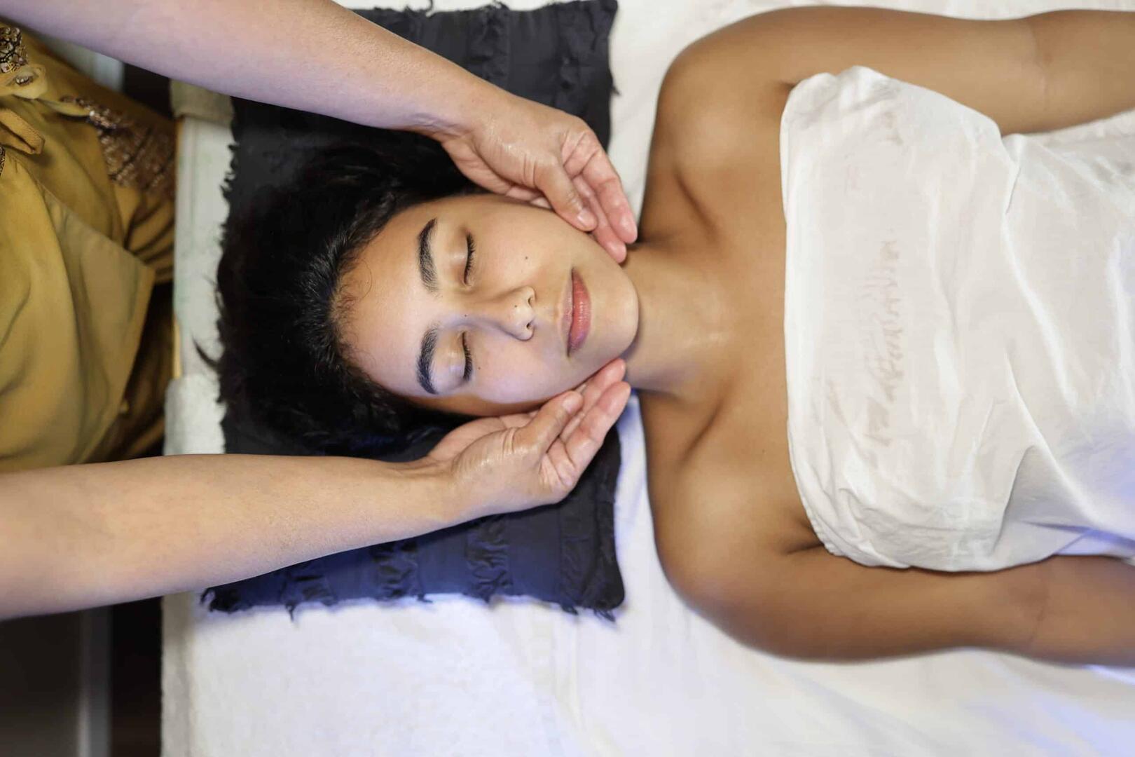 עיסוי ראש ופנים  - באלי מסאז