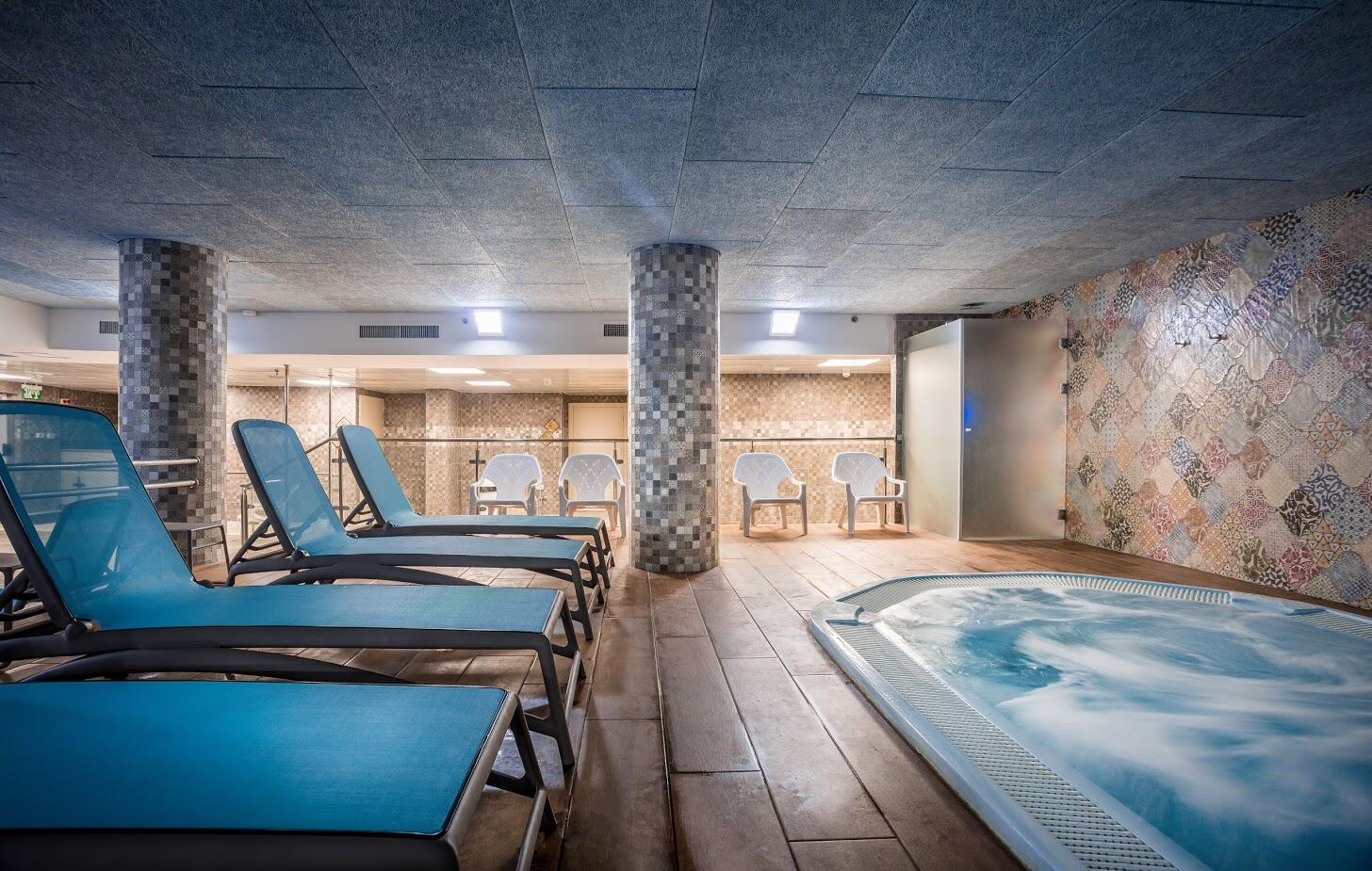 בריכה מקורה- ספא רמדה נצרת