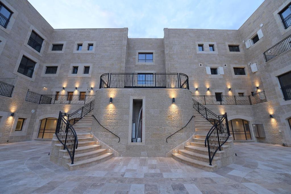 כניסה למלון - ספא אדמונד