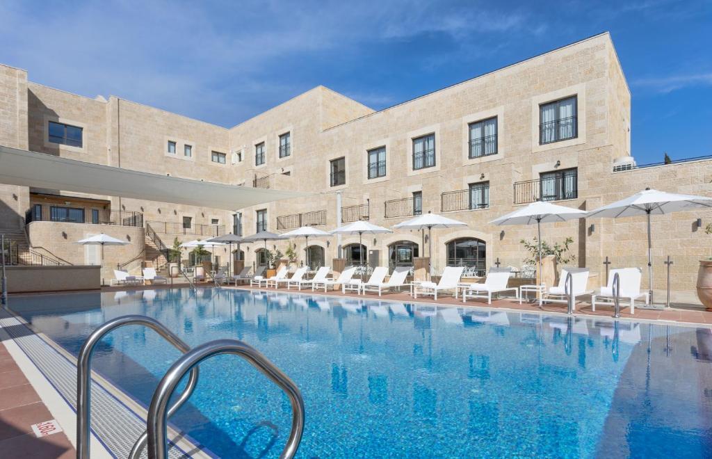 בריכה חיצונית - ספא אדמונד