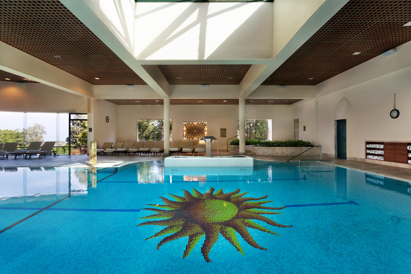 בריכה פנימית - ספא יערות הכרמל חיפה