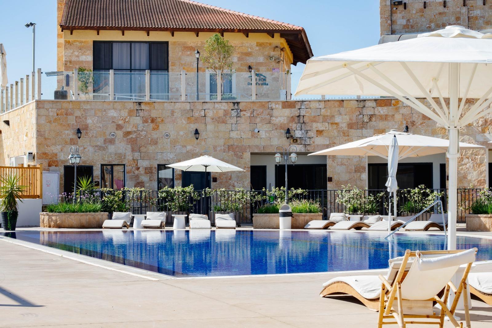 בריכה חיצונית - ספא אדם ואדמה