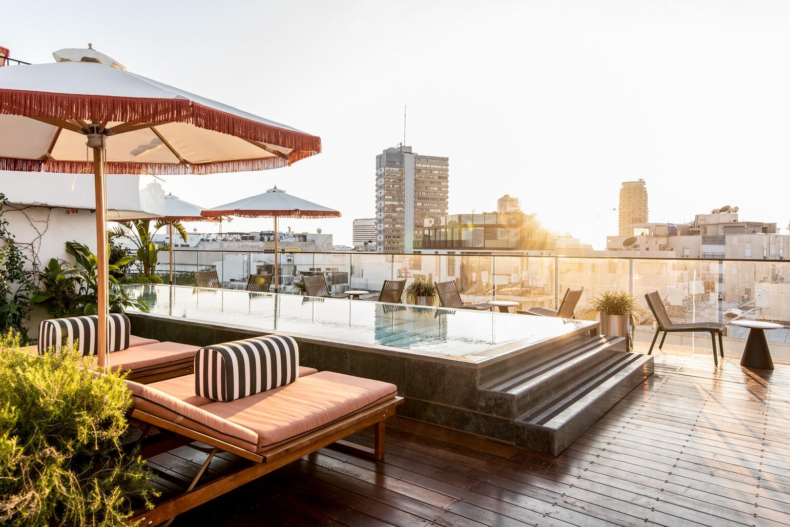 בריכה חיצונית- ספא מאייר  האוס