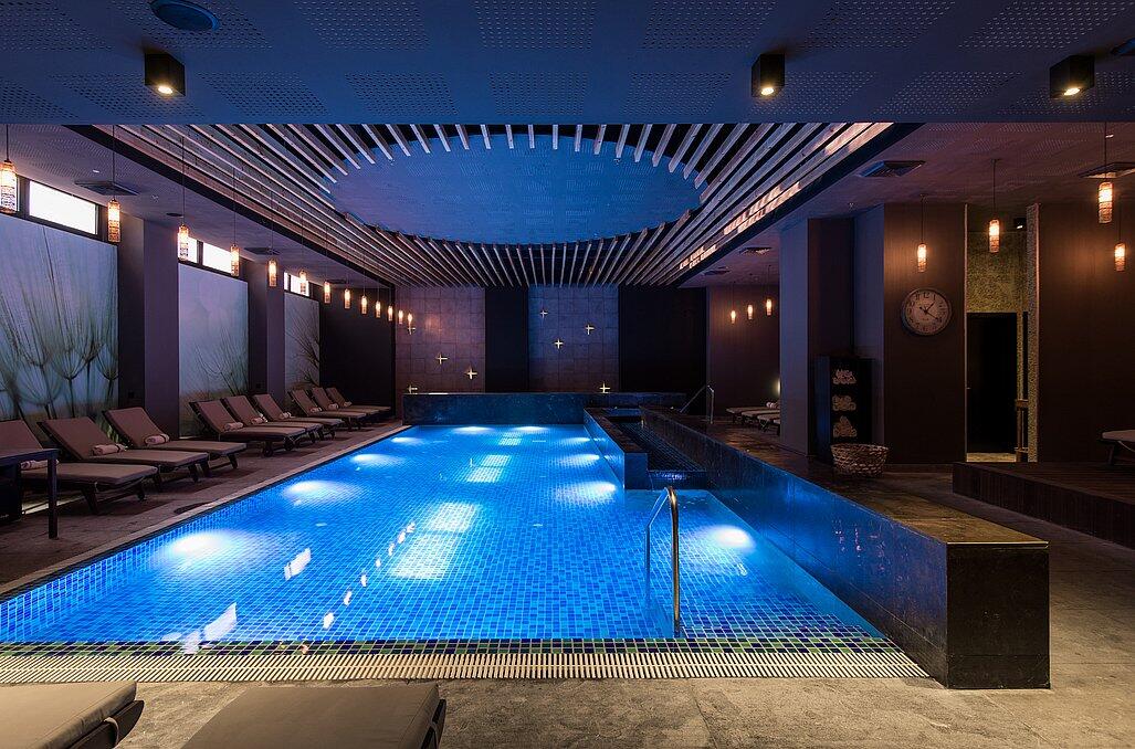 בריכה חיצונית - חדר טיפולים - ספא סי לייף