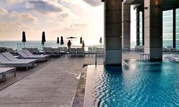 בריכה חיצונית - ספא יערות הכרמל תל אביב