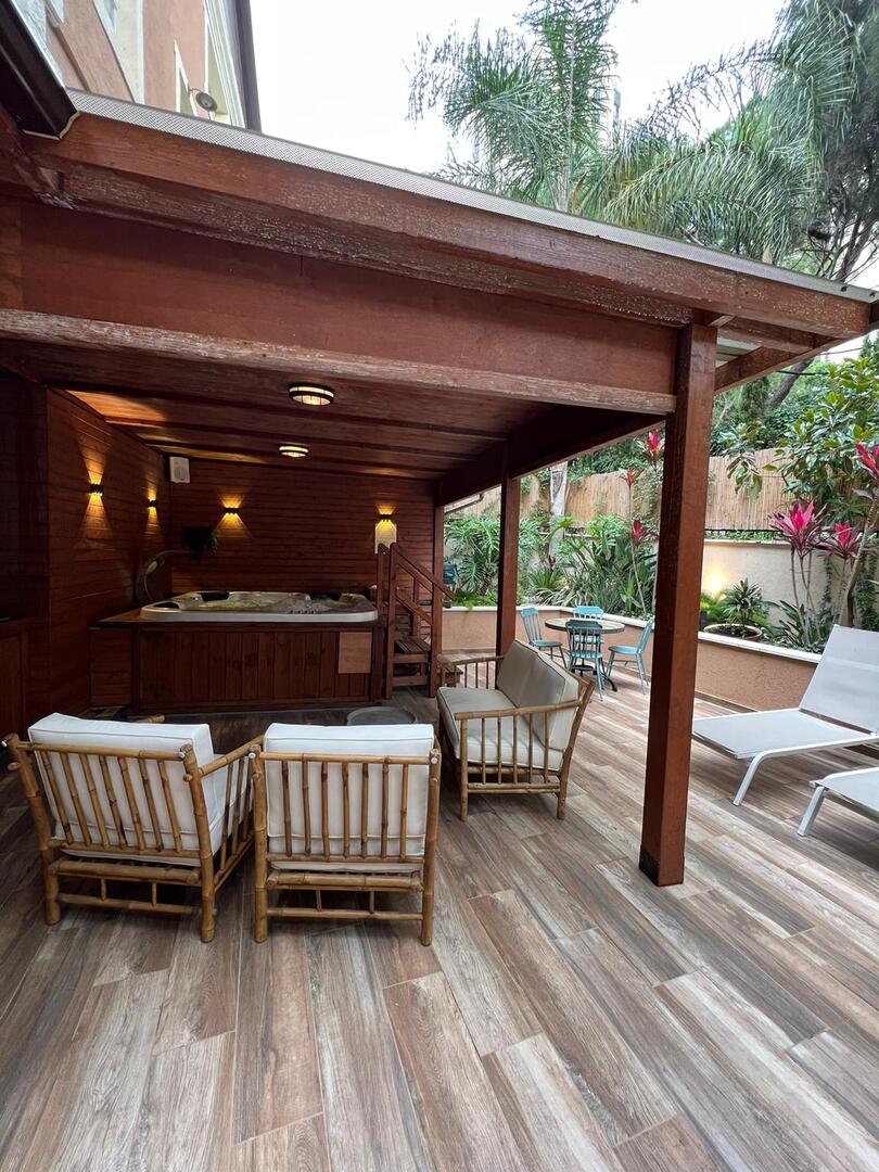 ג'קוזי חיצוני עם פינות ישיבה - ספא כרמלה בוטיק