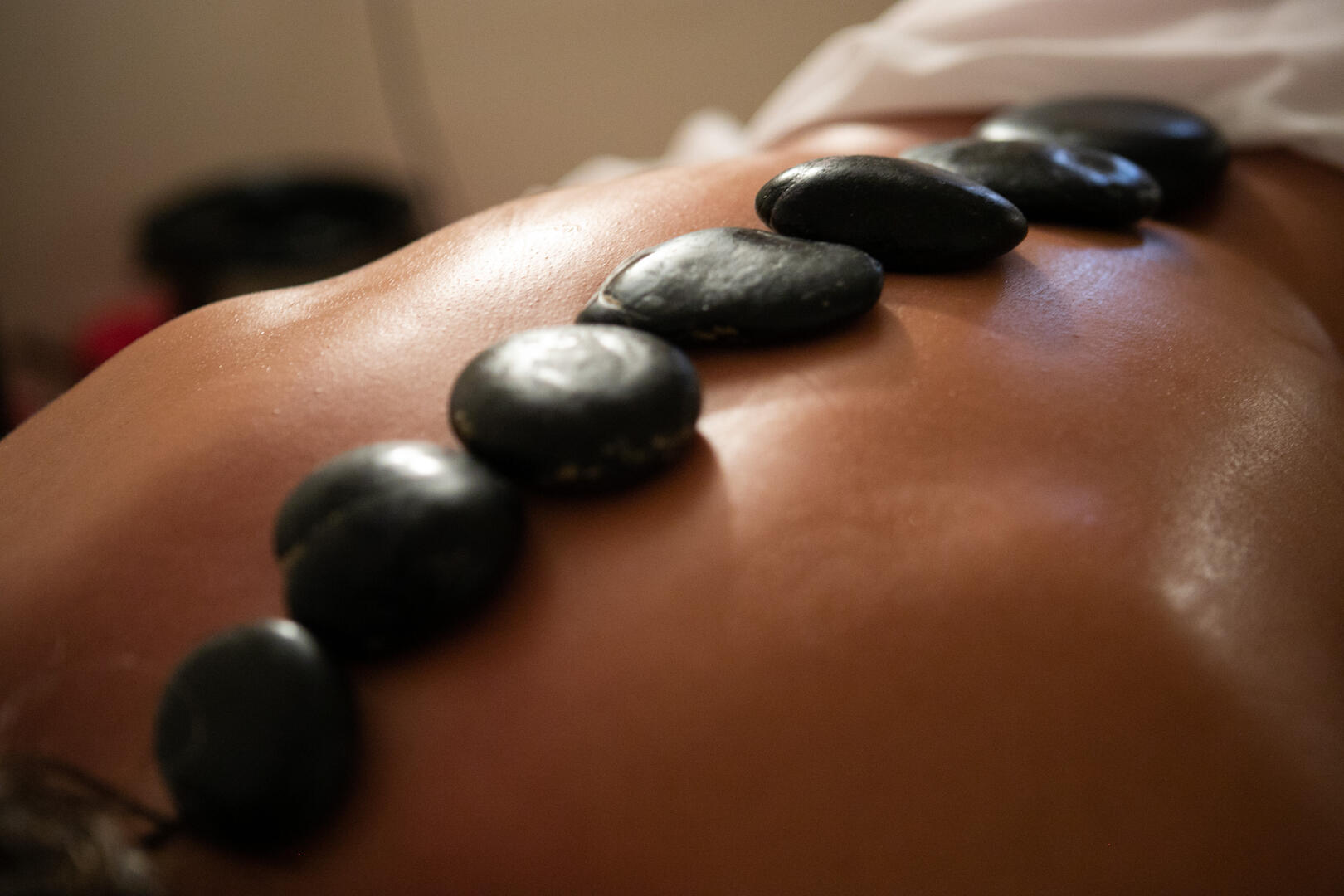 עיסוי אבנים חמות - ספא מנטרה