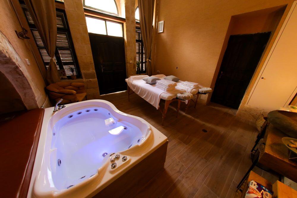 חדר טיפולים עם ג'קוזי - ספא מדיקל סנטר