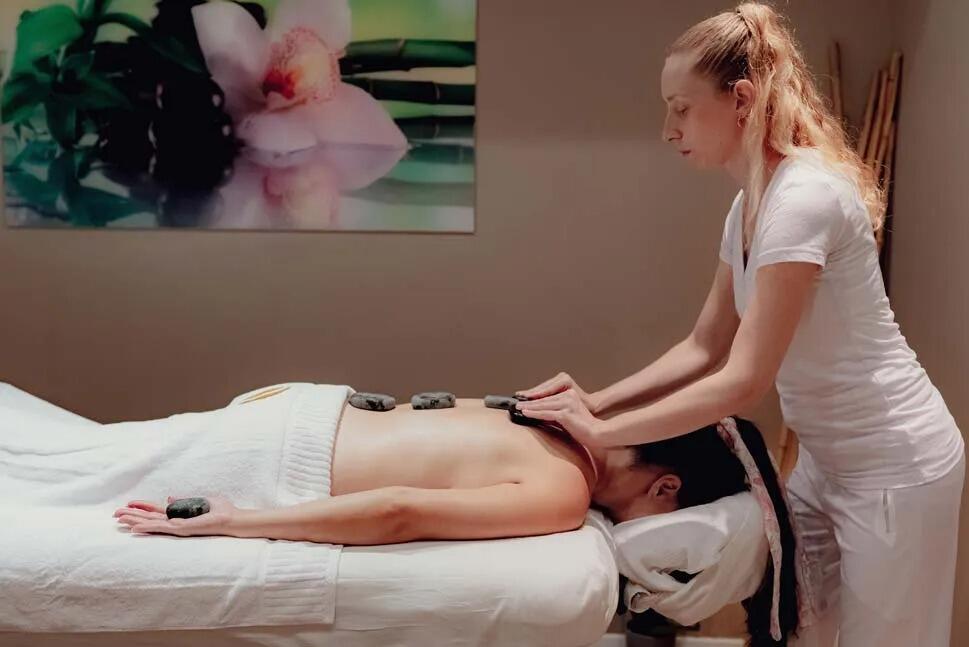 עיסוי אבנים חמות - ספא אושן