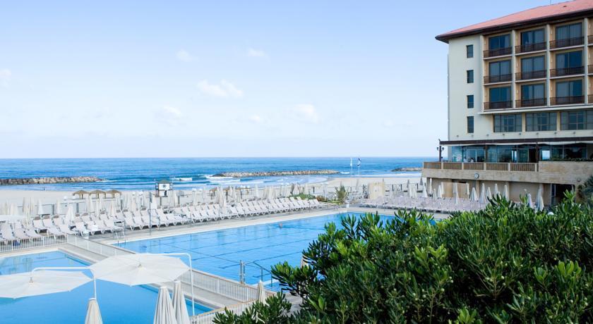 בריכה חיצונית - ספא דן אכדיה הרצליה