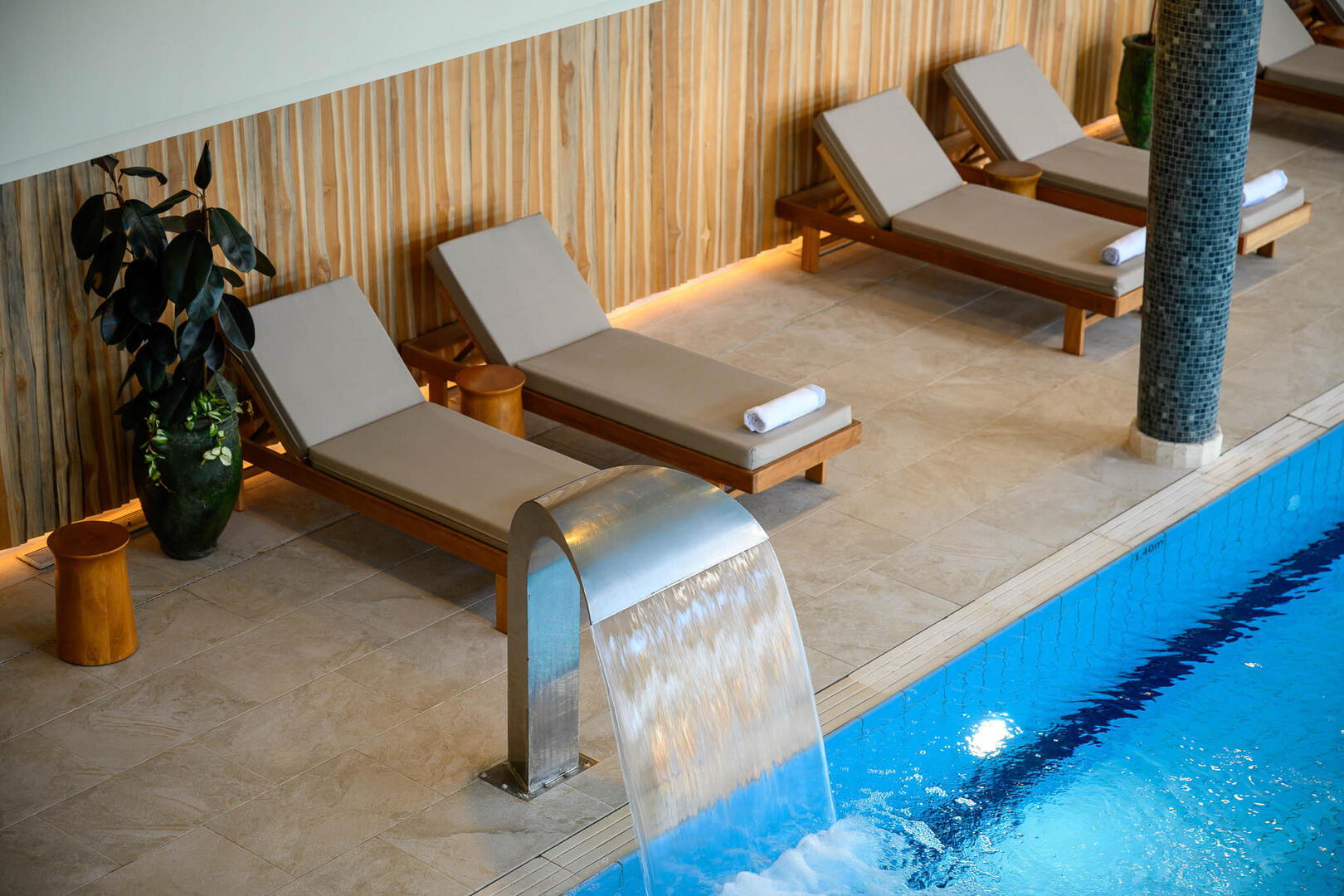 מיטות מול הבריכה - ספא כנען