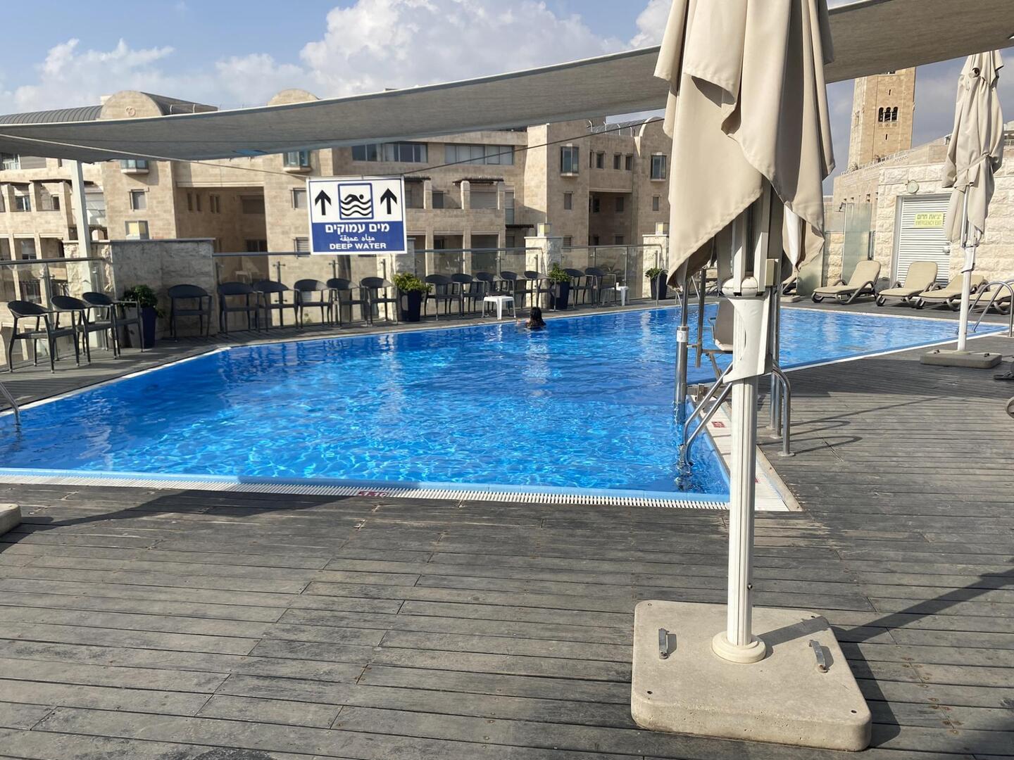 בריכה חיצונית - ספא דן פנורמה ירושלים