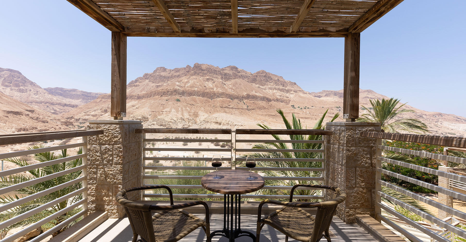 פינות ישיבה בחצר  - ספא סינרגיה