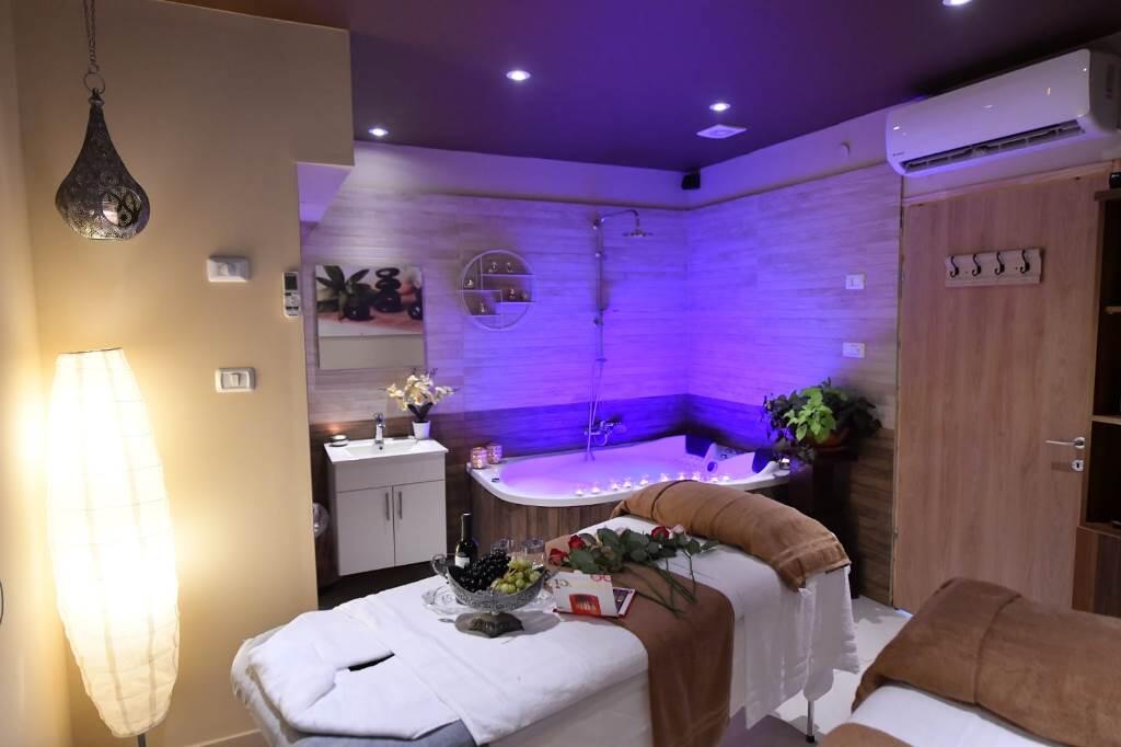 חדר טיפולים עם ג'קוזי -